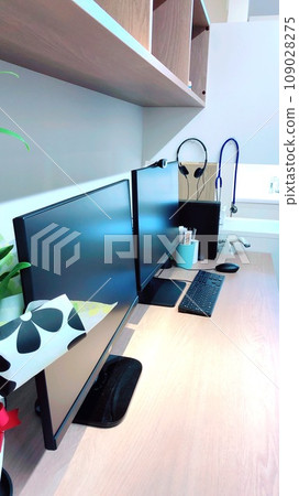 兒科檢查室的電腦和聽診器 109028275