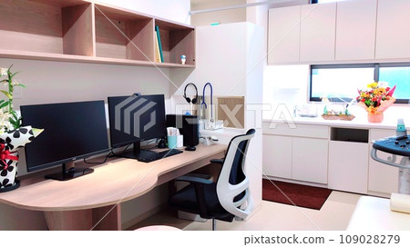 Computer and chair in pediatric examination room Computer and chair in pediatric examination room 109028279