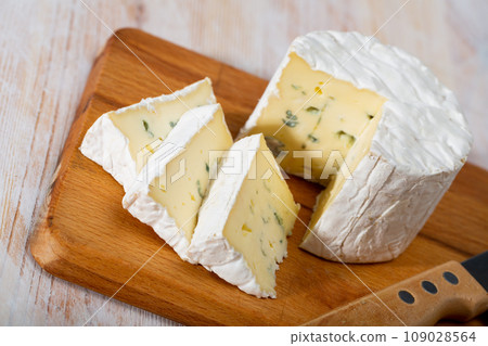 Creamy blue cheese on wooden board 109028564
