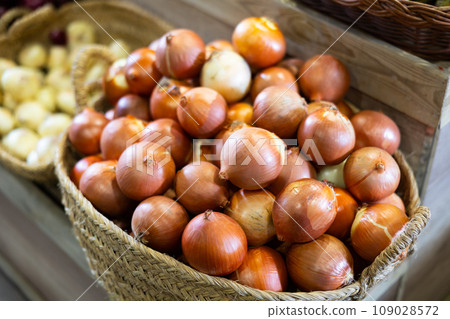 Close-up view of onions in straw basket 109028572