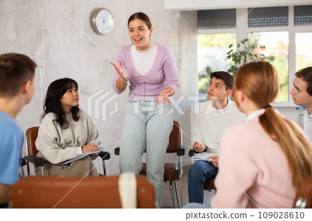 Young female teacher giving lecture to group of students 109028610
