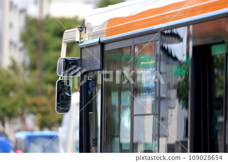 Route bus side mirror image 109028654