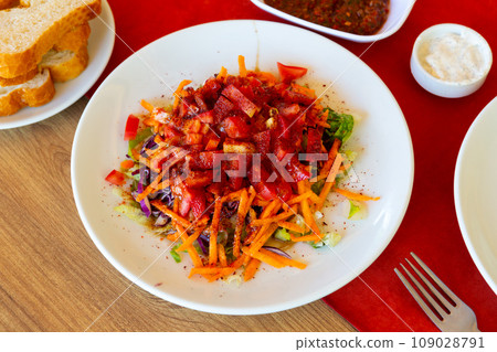Carrot, lettuce, tomatoes Turkish starter in restaurant 109028791