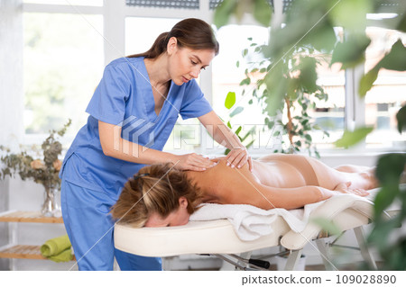 Woman relax during massage spine 109028890