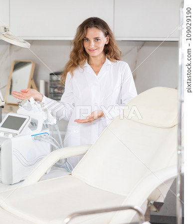 Young woman doctor posing with cosmetology apparatus 109029190