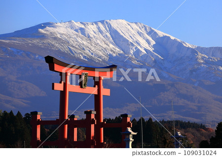 Shonai Plain in late autumn, Mt. Haguro Torii and Mt. Gassan 109031024