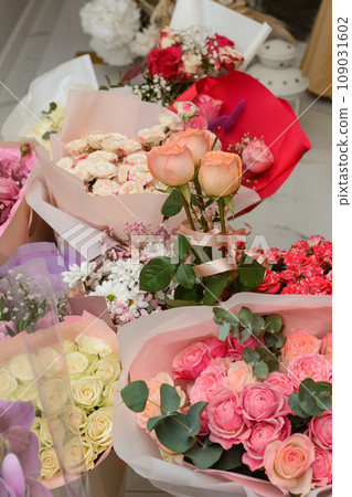 Ready bouquets of roses in gift paper. 109031602