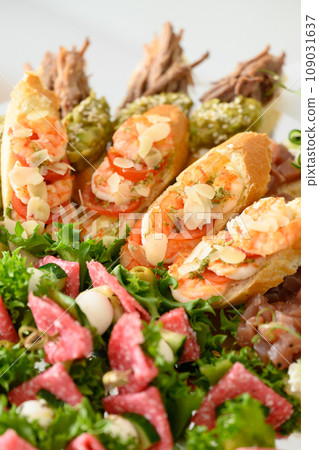 Appetizer with lettuce and canapes with tomato and sausage 109031637