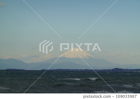 從千葉縣南房總市眺望富士山 從千葉縣南房總市眺望富士山 109033987