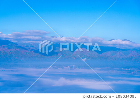 [Sea of clouds material] Matsumotodaira sea of clouds seen from Mt. Nagamine in autumn [Nagano Prefecture] 109034093
