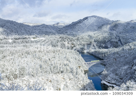 在福島縣三島町的白雪皚皚的風景中,第一條Tadami河大橋和Tadami線列車 在福島縣三島町的白雪皚皚的風景中,第一條Tadami河大橋和Tadami線列車 109034309