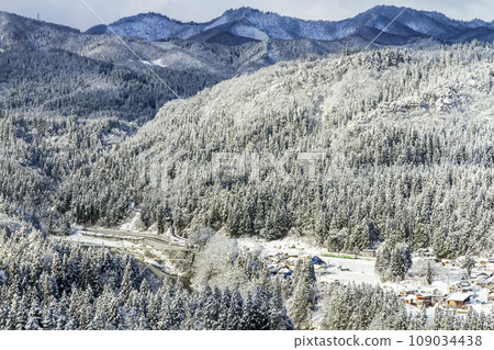 Overhead view of snowy scenery towards Aizu Nishigata Station and Tadami Line train, Mishima Town, Fukushima Prefecture 109034438
