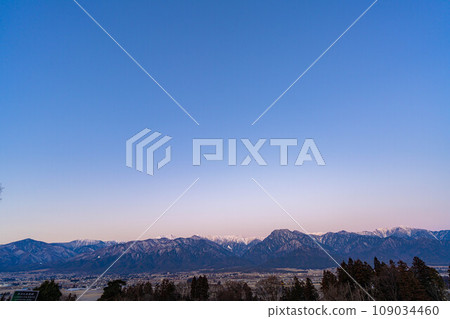 [北阿爾卑斯] 初冬的清晨，陽光照耀著白雪皚皚的北阿爾卑斯[長野縣] 109034460
