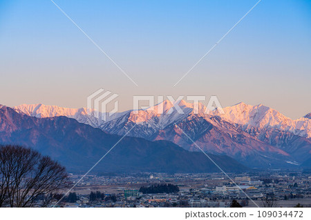 [Northern Alps] Morning sun shining through the snow-capped Northern Alps in early winter [Nagano Prefecture] 109034472
