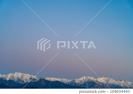 [Northern Alps] Morning sun shining through the snow-capped Northern Alps in early winter [Nagano Prefecture] 109034493
