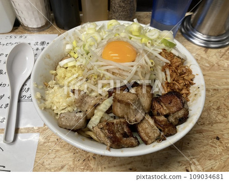這是一種二郎風格的拉麵，配料很多。 109034681