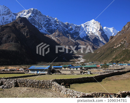 Lalamove Mountain and Sherpa village Thame on a clear autumn day. 109034781