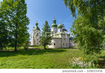 The courtyard of the Kirilovo-Belozersky Monastery with parks, chapels 109035456