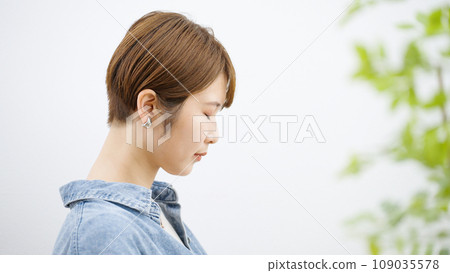 A woman lying down 109035578