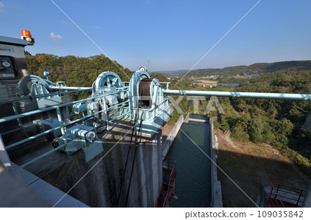Donto Dam sluice gate opening/closing device Donto Dam sluice gate opening/closing device 109035842