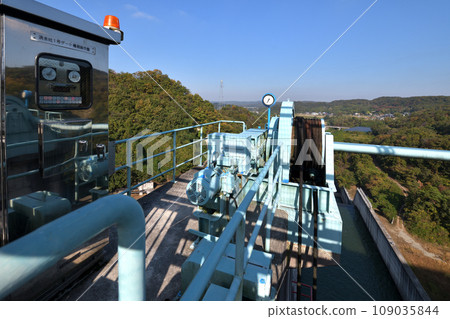 Donto Dam sluice gate opening/closing device Donto Dam sluice gate opening/closing device 109035844