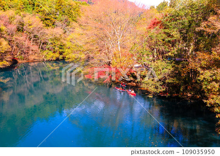 Autumn leaves viewing by canoe 2 109035950