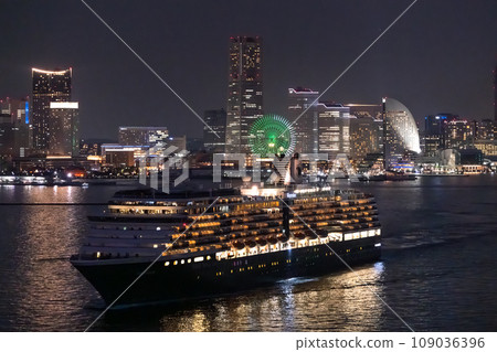 "Kanagawa Prefecture" Night view of Yokohama and a luxury liner departing from the port 109036396