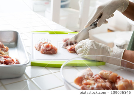 Fried chicken cooking scene 109036546