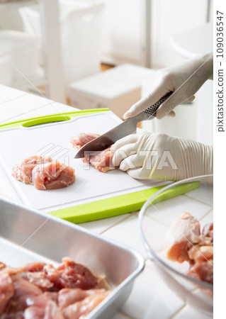Fried chicken cooking scene 109036547