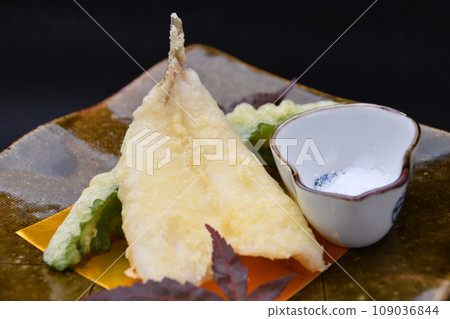 Seasonal tempura served at a restaurant 109036844