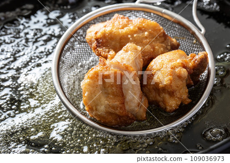 Fried chicken cooking scene, fried food Fried chicken cooking scene, fried food 109036973