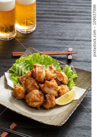 Fried chicken, home-cooked food on the table 109037086
