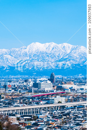 View of Toyama city and Tateyama mountain range from Kurehayama Park (winter) 109037983