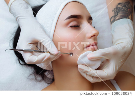 A procedure for mechanical or manual face cleansing by a beautician. Professional skin peeling. Hygiene for the skin 109038024