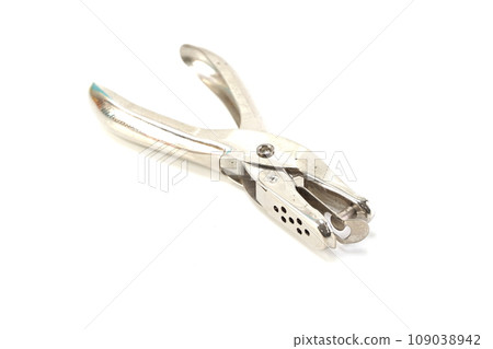 metal paper punch isolated on white background 109038942