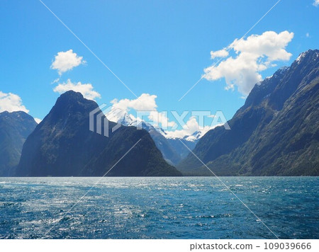milford sound scenery 109039666