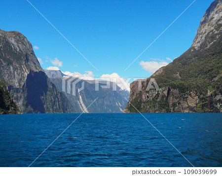 milford sound scenery 109039699