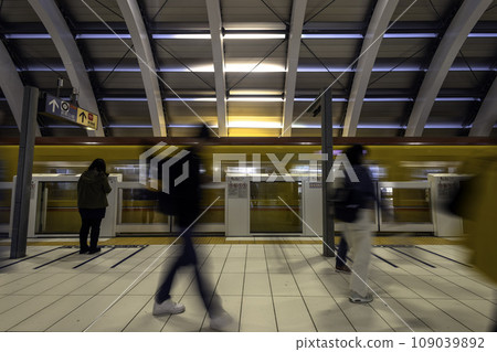 Shibuya Station platform on the Ginza Subway Line 109039892