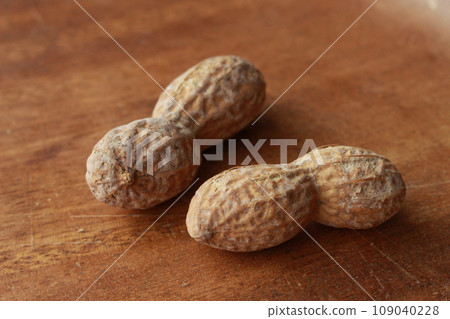 image of two peanuts 109040228
