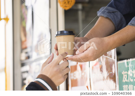 一名年輕人從廚房車上購買並接收咖啡 109040366