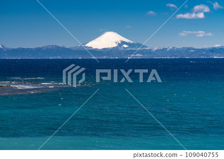 [神奈川縣]富士山、大海、湘南海岸的景色 109040755