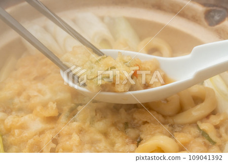 Nabeyaki udon with chopsticks and astragalus 109041392