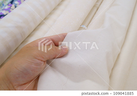 用手檢查織物的手感 109041885