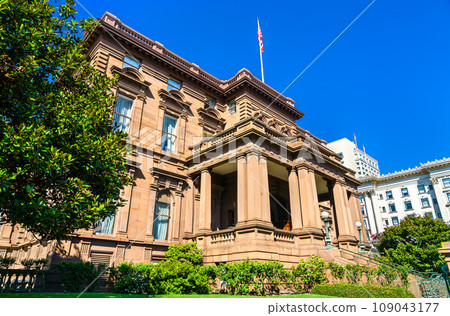 Historic building on Nob Hill in San Francisco - California, United States Historic building on Nob Hill in San Francisco - California, United States 109043177