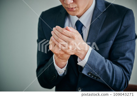 男性上班族，手腳冰涼，容易感冒。 109043271