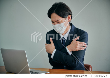 A young male office worker whose entire body is cold A young male office worker whose entire body is cold 109043274