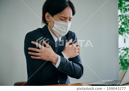 A young male office worker whose entire body is cold A young male office worker whose entire body is cold 109043277