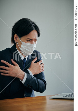 A young male office worker whose entire body is cold A young male office worker whose entire body is cold 109043279