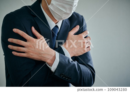 A young male office worker whose entire body is cold A young male office worker whose entire body is cold 109043280