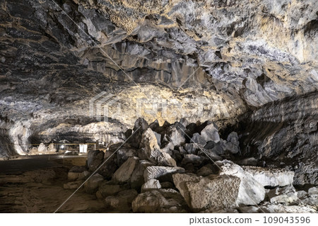 This is Hyeopjae Cave, a natural cave in Jeju Island, South Korea. 109043596